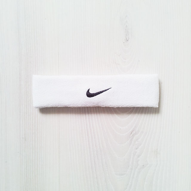 Vitt pannband med Nike-swoosh